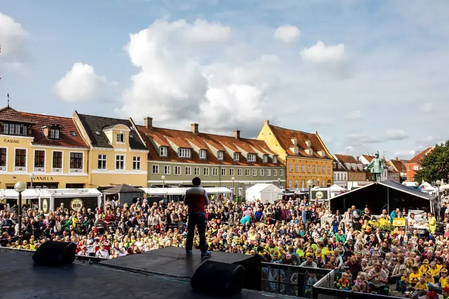 Showagent på scenen